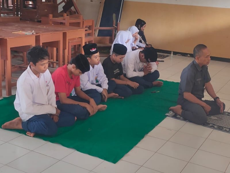 MEMBANGUN KARAKTER DI ATAS SAJADAH, KEUTAMAAN SHOLAT DHUHUR BERJAMAAH DI SMP NEGERI 3 SUMBERMALANG SATU ATAP