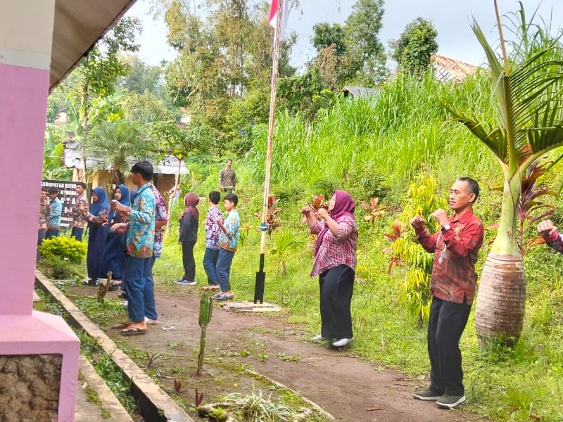 SEHAT BERSAMA, SEMANGAT MEMBARA: KEGIATAN SENAM PAGI SMP NEGERI 3 SUMBERMALANG SATU ATAP (13 NOVEMBER 2025)