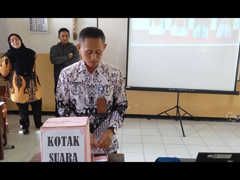 KEMERIAHAN PEMILIHAN KETUA OSIS PERIODE 2025/2026 DI SMPN 3 SUMBERMALANG SATU ATAP