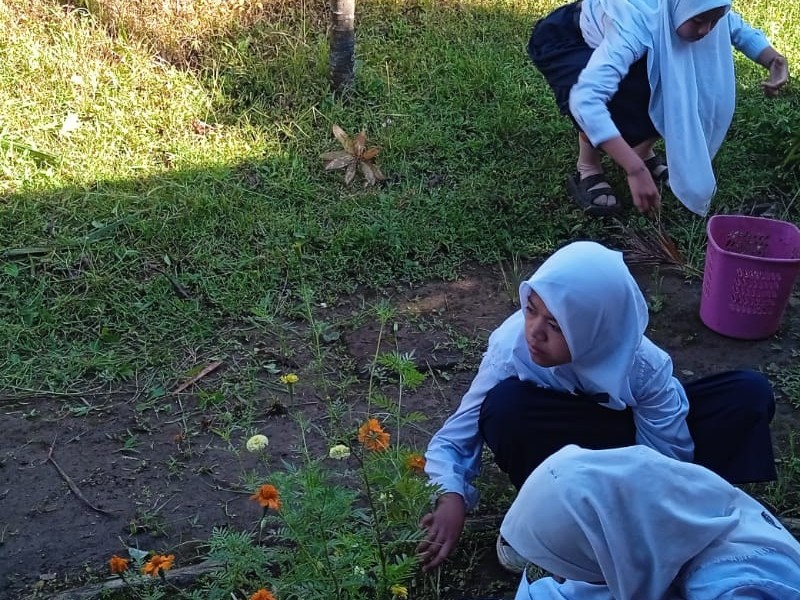 SEMANGAT BARU DI HARI PERTAMA MASUK SEKOLAH