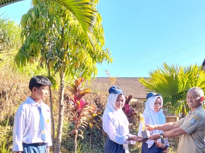 PEMBERIAN PENGHARGAAN KEPADA MURID YANG BERPARTISIPASI DALAM KEGIATAN LOMBA DI BULAN AGUSTUS